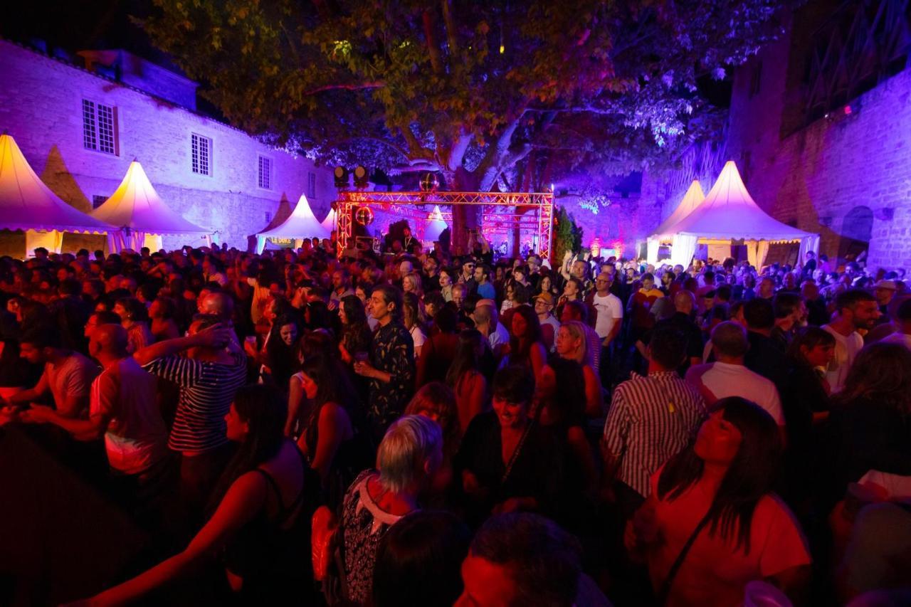 Tout Confort ! Climatisation, Centre-Ville, Parking, Terrasse, Wifi, Netflix Carcassonne Luaran gambar